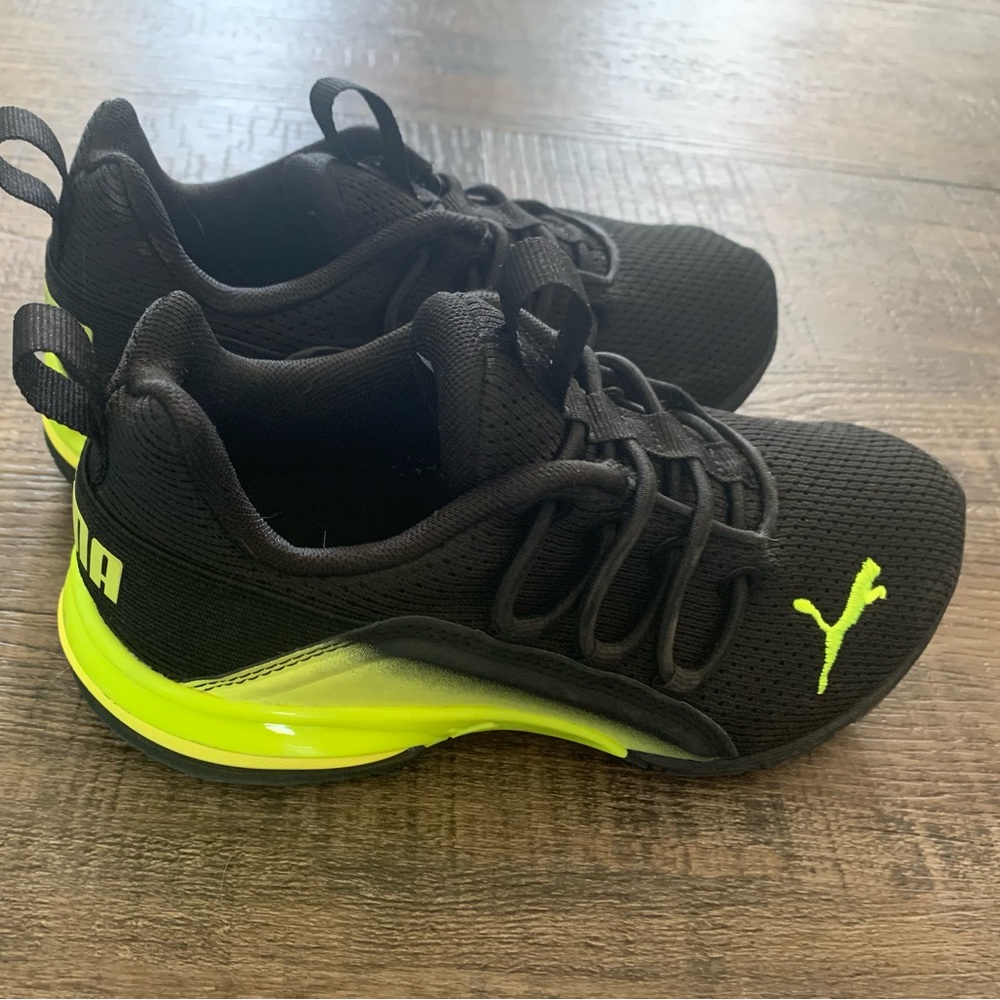 Boys size 1Y puma sneakers